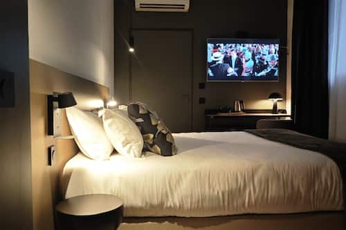 Deluxe Double Room, 1 Double Bed, Non Smoking | Desk, soundproofing, iron/ironing board, free WiFi