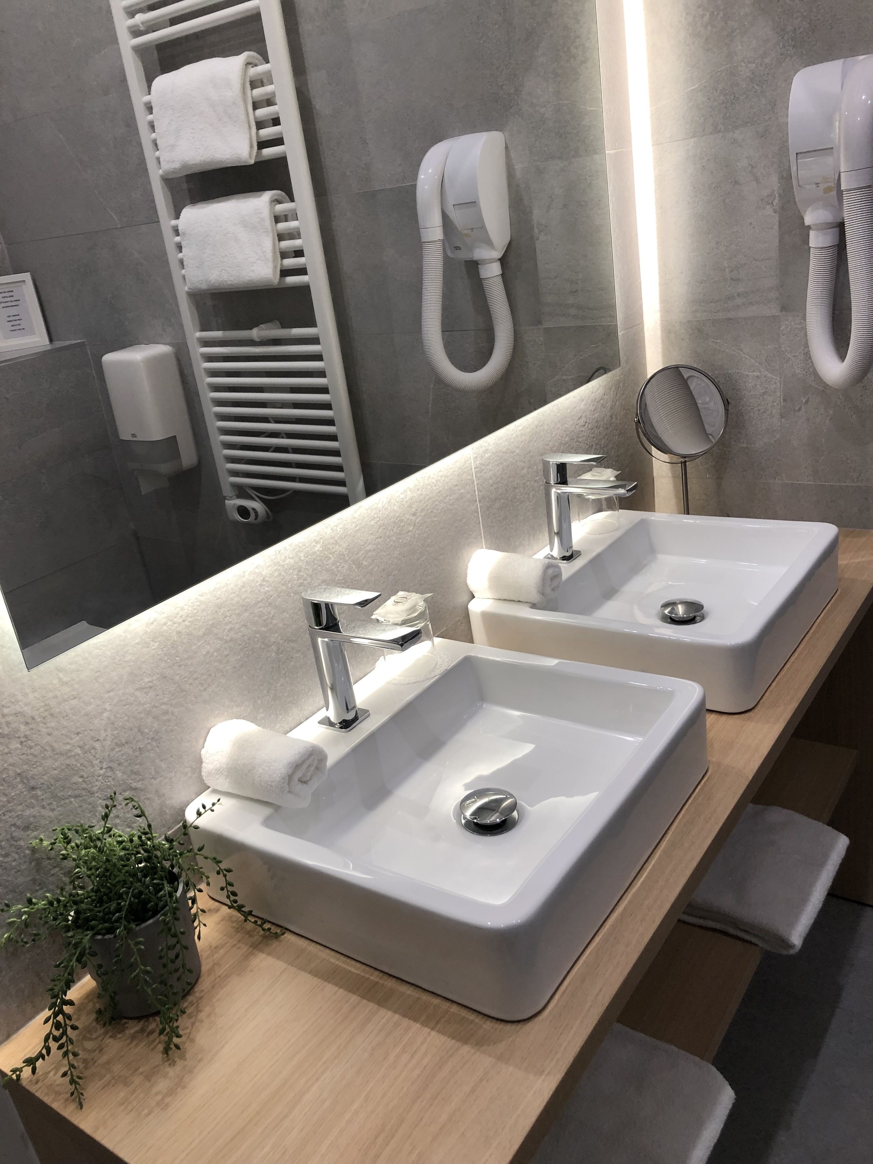 deluxe double room, 1 double bed, non smoking | 1 bedroom, desk, soundproofing, iron/ironing board