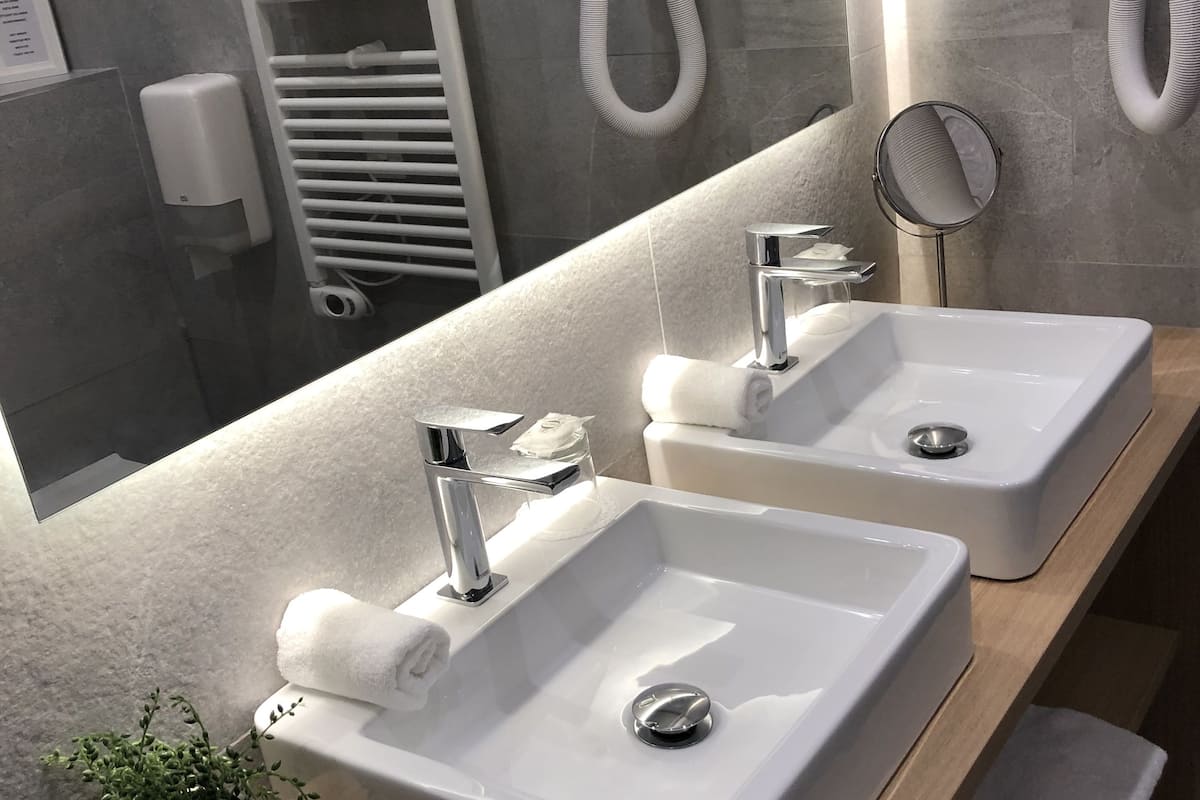 deluxe double room, 1 double bed, non smoking | 1 bedroom, desk, soundproofing, iron/ironing board