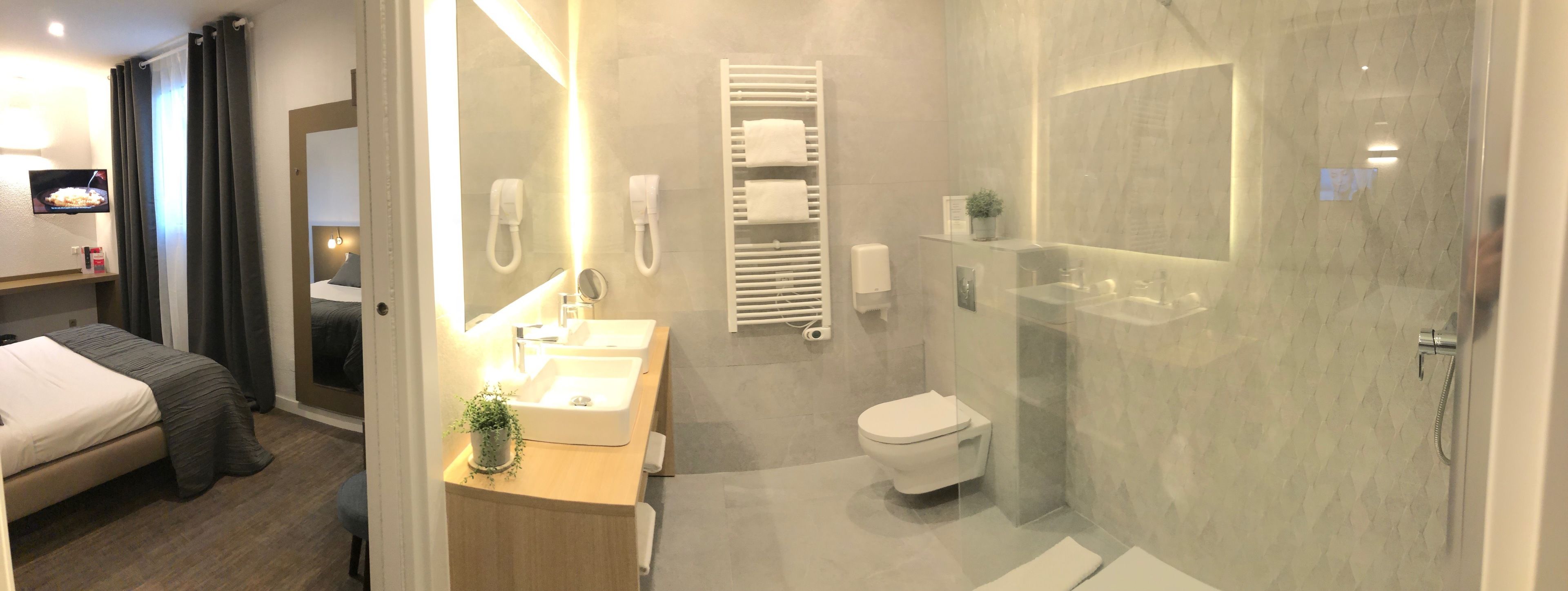 deluxe double room, 1 double bed, non smoking | 1 bedroom, desk, soundproofing, iron/ironing board