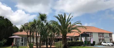 Vista frontal de la propiedad