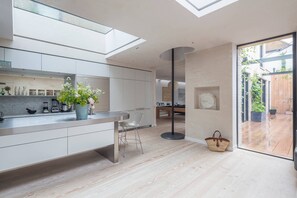 Fridge, dishwasher, coffee/tea maker, toaster - Blythe Road by onefinestay (London)