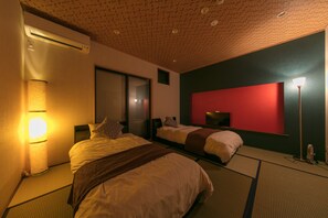 A hotel room with two beds, a red accent wall, a ceiling with a geometric pattern, and a standing lamp. - GUESTHOUSE Higasikujyou Yanagi Sitamachi (Kyoto)