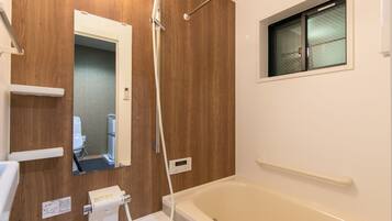 Deep soaking bathtub