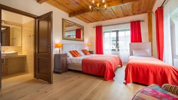Familienzimmer, Balkon (Pokoj 3) | Zustellbetten, kostenloses WLAN, Bettwäsche