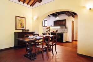 Apartment, 3 Bedrooms, 2 Bathrooms (Il Melograno) | Dining room