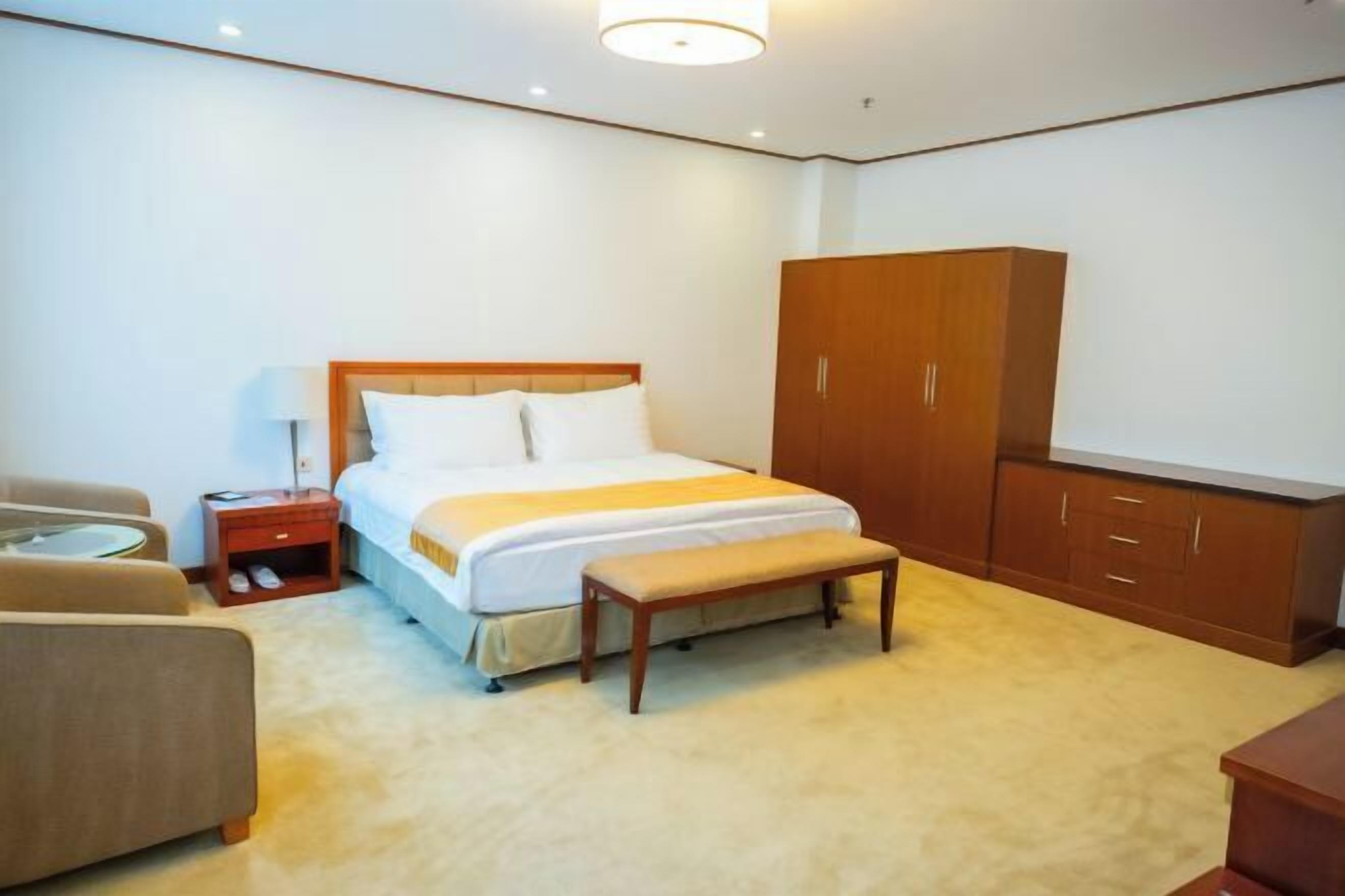 Tallelokero huoneessa, työpöytä, pimennysverhot, ilmainen Wi-Fi