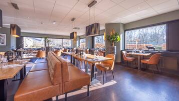 2 restoran, melayani sarapan, makan siang, makan malam; sajian barbekyu