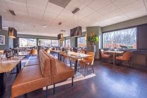 2 restaurants, breakfast, lunch, dinner served; barbecue  - Fletcher Resort-Hotel Zutphen (Zutphen)