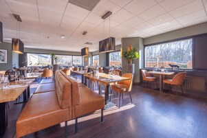 2 restaurantes; se sirve desayuno, almuerzo y cena; parrillada