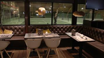 2 restaurants, serveren ontbijt, lunch, diner, barbecuegerechten