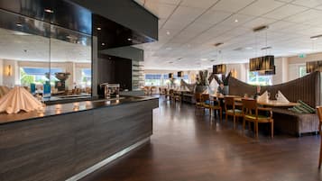 2 restaurantes, se sirven desayunos, comidas y cocina a la parrilla