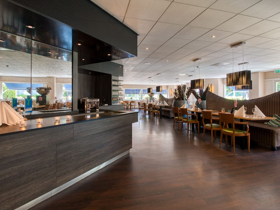 2 restaurantes; se sirve desayuno, almuerzo y cena; parrillada