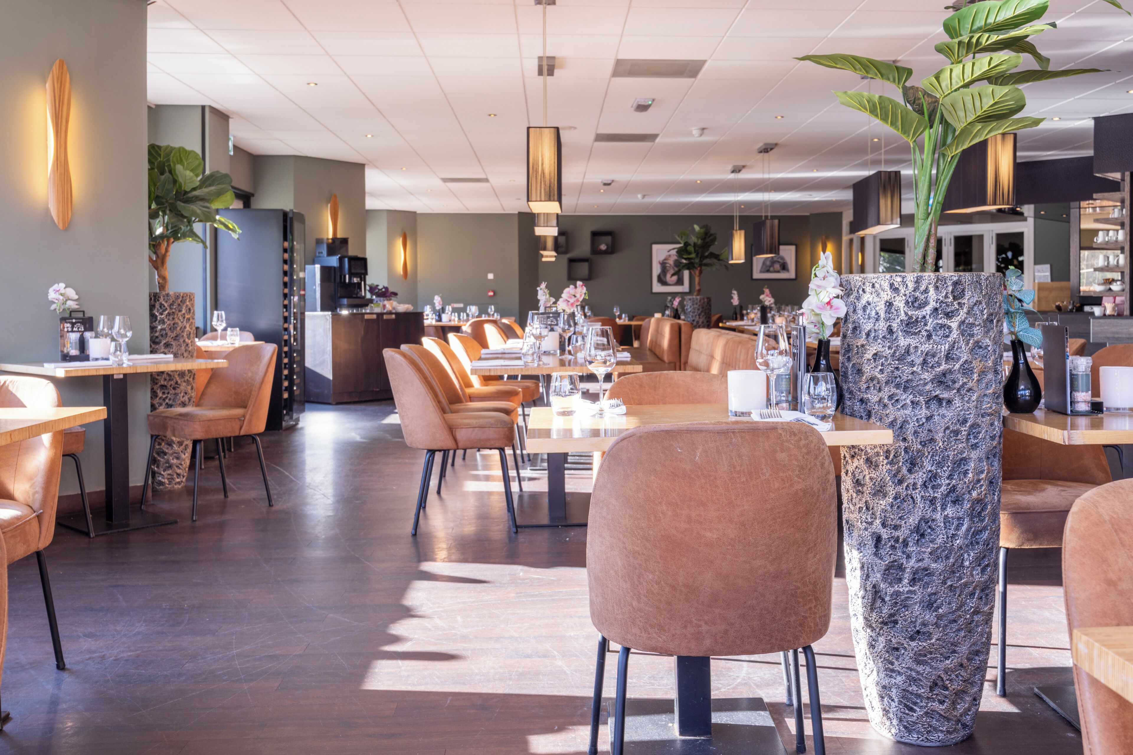2 restaurants; breakfast, lunch, and dinner served
