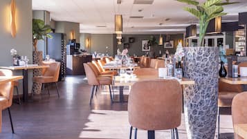2 restaurants; breakfast, lunch, and dinner served