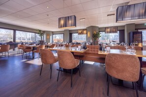 Hi ha 2 restaurants i s'hi serveixen esmorzars; plats de barbacoa 