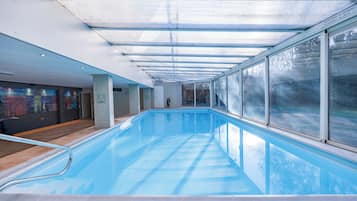 Piscine couverte, chaises longues