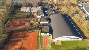 An aerial view of a sports complex with multiple tennis courts, a large building labeled 'Sport Centrum,' and surrounding parking areas. - Fletcher Resort-Hotel Zutphen (Zutphen)