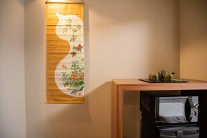 Japanese Standard Twin Room | Microwave