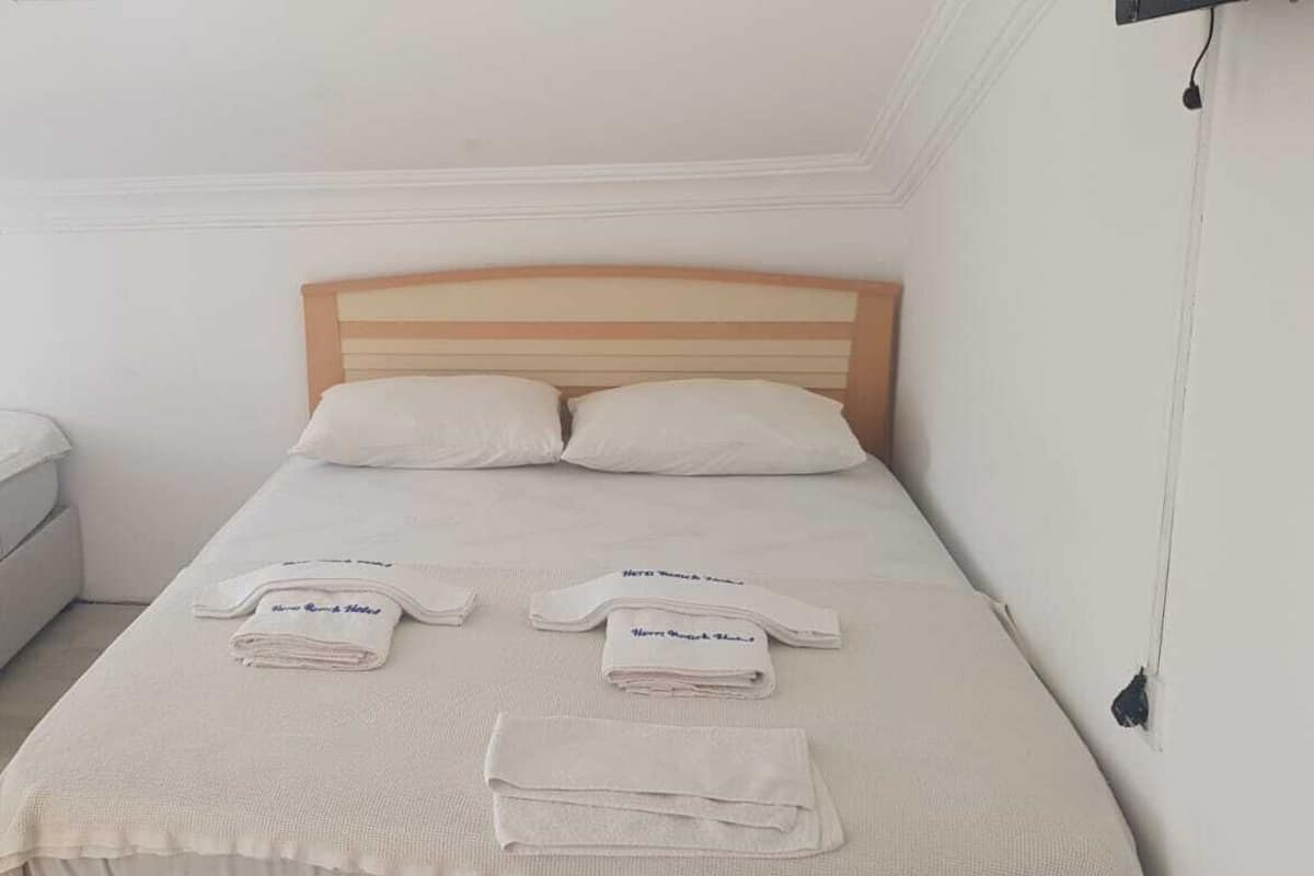 In-room safe, desk, free WiFi