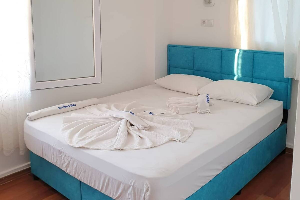 Basic Room, 1 Double Bed | In-room safe, desk, free WiFi
