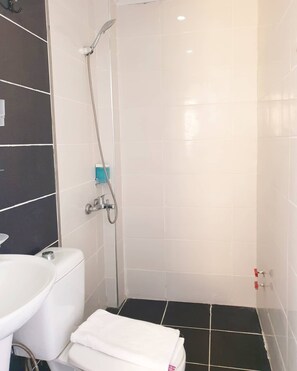 Dreibettzimmer, Meerblick | Badezimmer | Dusche, kostenlose Toilettenartikel, Haartrockner, Hausschuhe