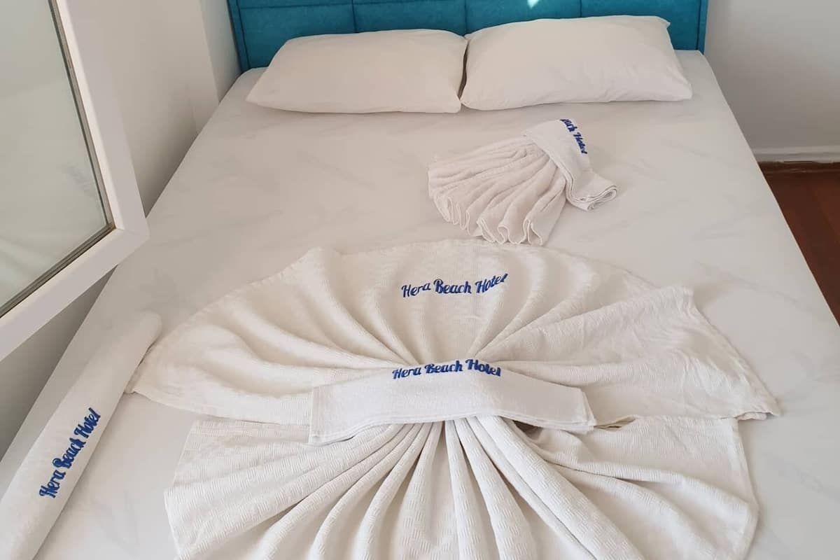 Triple Room, Sea View | In-room safe, desk, free WiFi