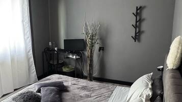 Schreibtisch, Bügeleisen/Bügelbrett, kostenloses WLAN, Bettwäsche