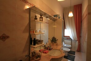 Hair dryer, slippers, bidet, towels - B&B Frontepista (Pescara)