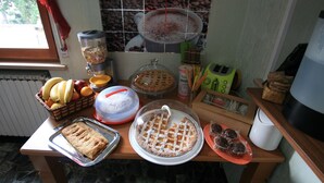 Ein reichhaltiges Frühstücksbuffet mit verschiedenen Speisen und einer Kaffeemaschine.