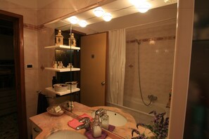 Hair dryer, slippers, bidet, towels - B&B Frontepista (Pescara)
