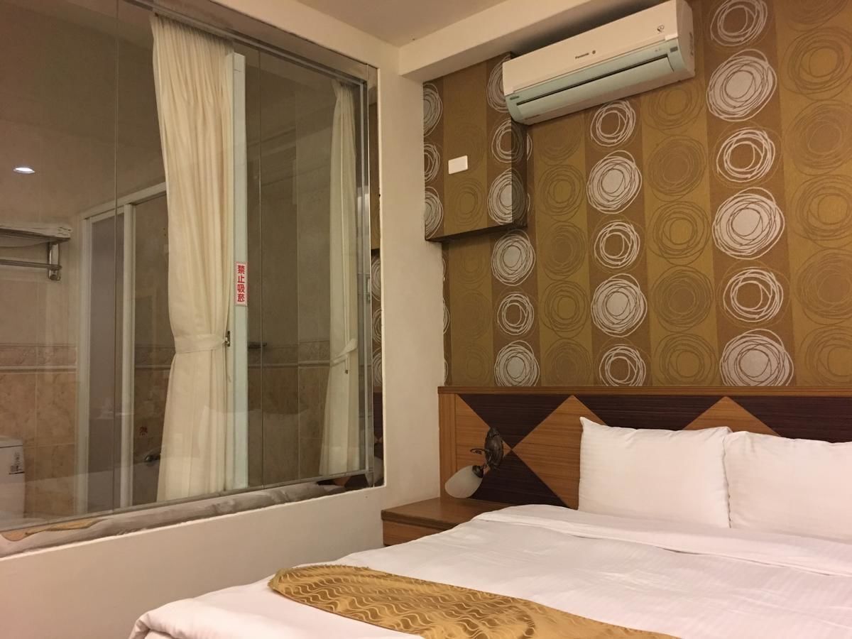 Escritorio, cortinas blackout, insonorización y wifi gratis 