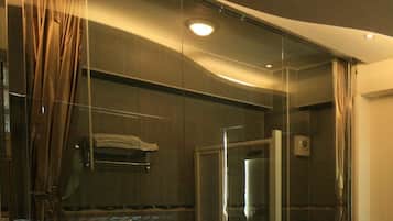 Tripla Deluxe | Bagno | Doccia, set di cortesia gratuito, asciugacapelli, pantofole