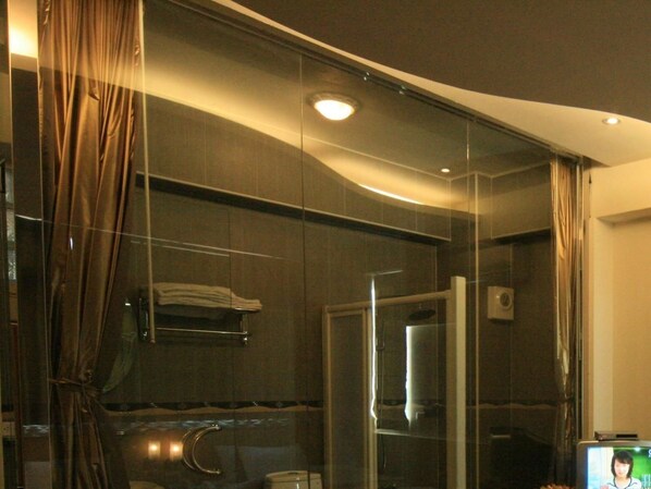 豪華三人房 | 浴室 | 淋浴設備、免費盥洗用品、吹風機、拖鞋