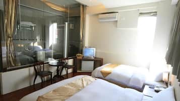 Tripla Deluxe | Una scrivania, tende oscuranti, insonorizzazione, Wi-Fi gratuito