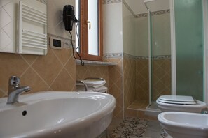 Camera doppia | Bagno | Doccia, set di cortesia gratuito, asciugacapelli, bidet