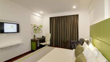 1 habitación, caja de seguridad en la habitación y escritorio