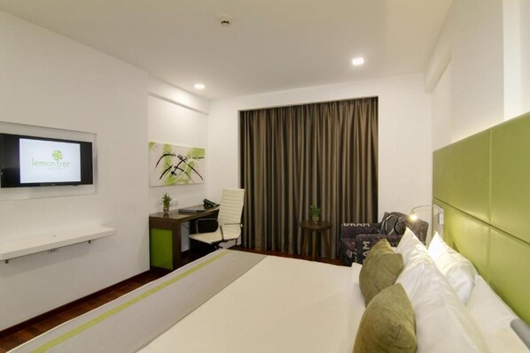 房內夾萬、書桌、手提電腦工作空間、熨斗/熨衫板