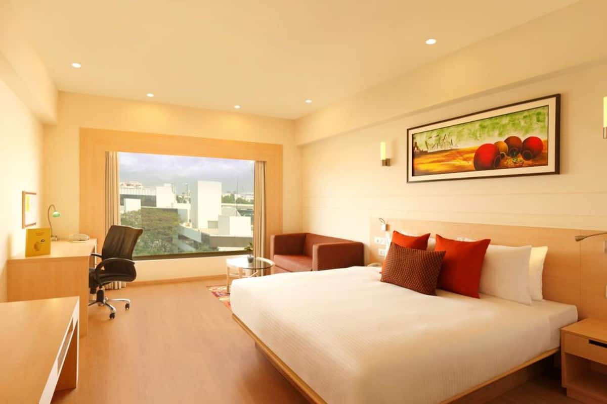 executive suite | 1 bedroom, in-room safe, desk, laptop workspace