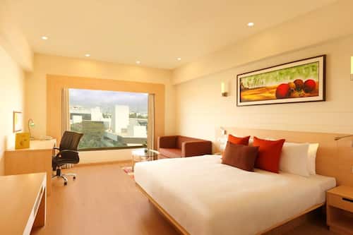 Executive Suite | In-room safe, desk, laptop workspace, iron/ironing board