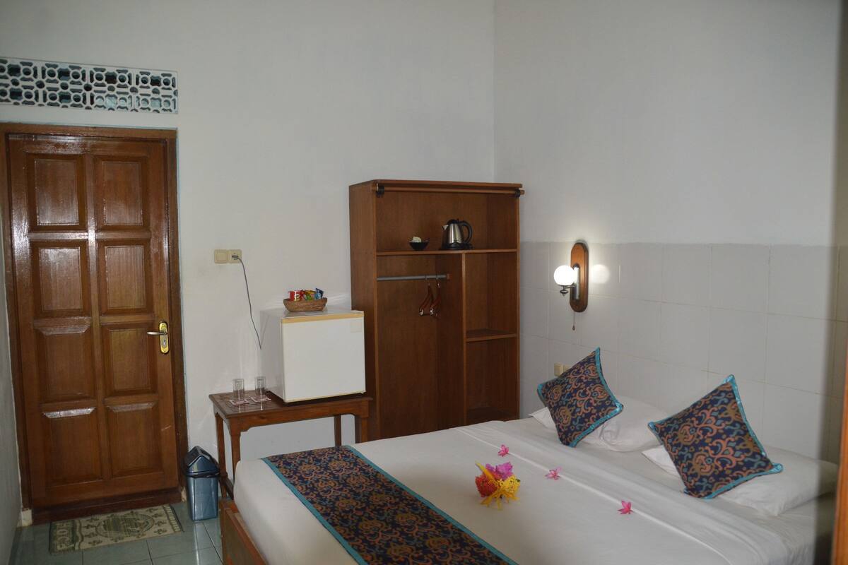 In-room safe, rollaway beds (surcharge), WiFi (free)