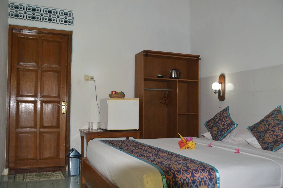 In-room safe, rollaway beds (surcharge), WiFi (free)