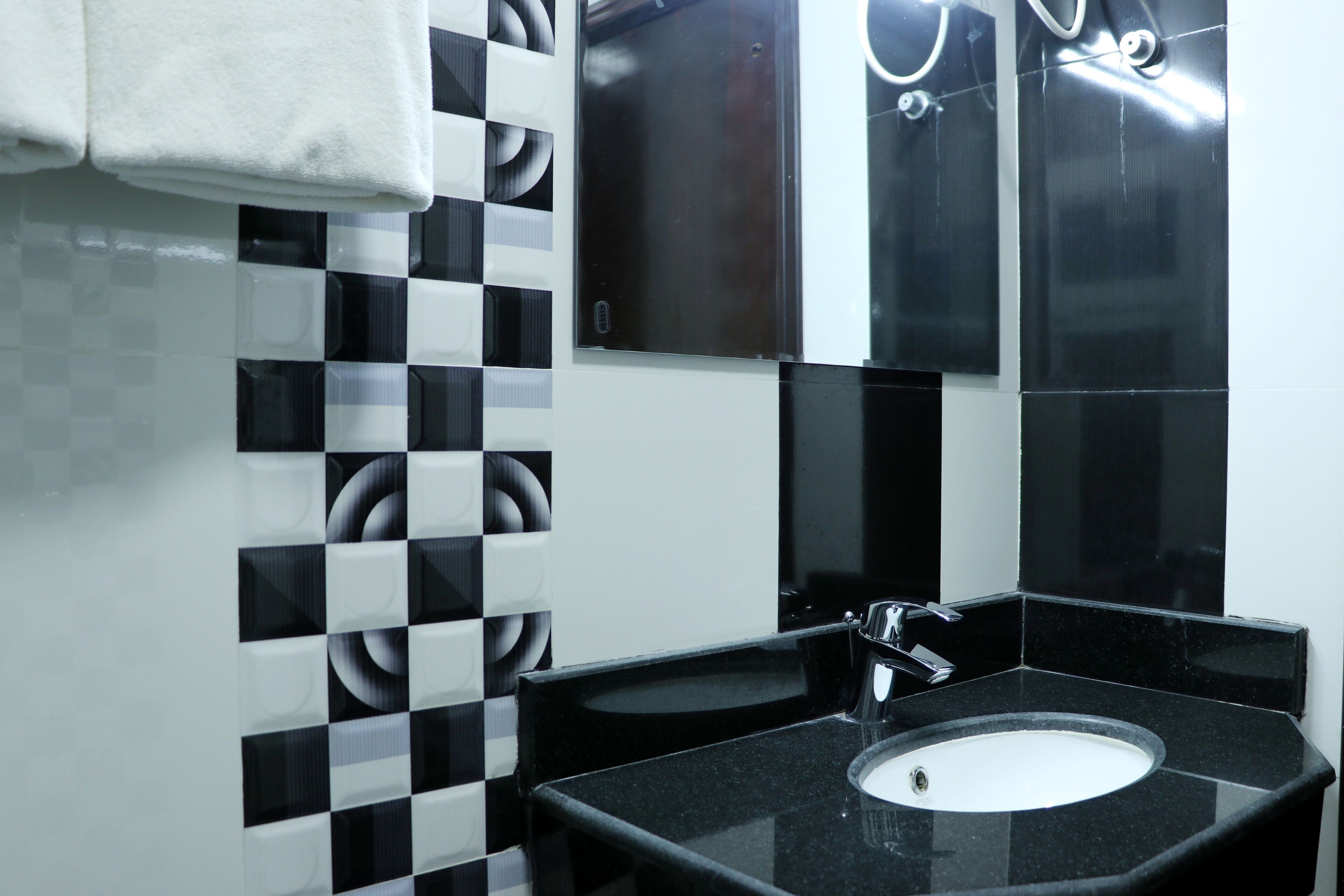 apartment, 2 bedrooms | bathroom amenities | shower, free toiletries, towels