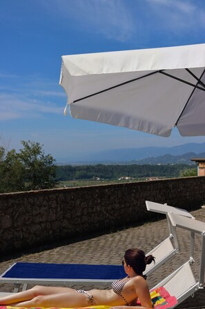 Seasonal outdoor pool, open 10:00 AM to 9:00 PM, pool umbrellas - Albergo Alla Pineta (Montebelluna)