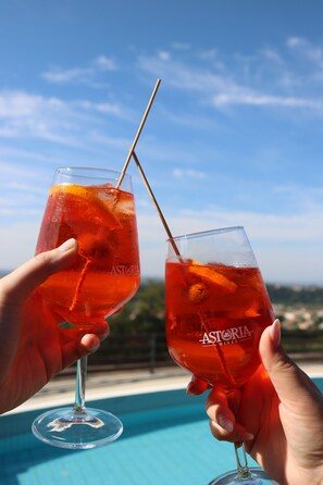 Seasonal outdoor pool, open 10:00 AM to 9:00 PM, pool umbrellas - Albergo Alla Pineta (Montebelluna)