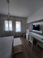 Habitación doble superior | Minibar, caja fuerte, escritorio y tabla de planchar con plancha