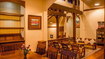 Menyajikan hidangan lokal dan internasional