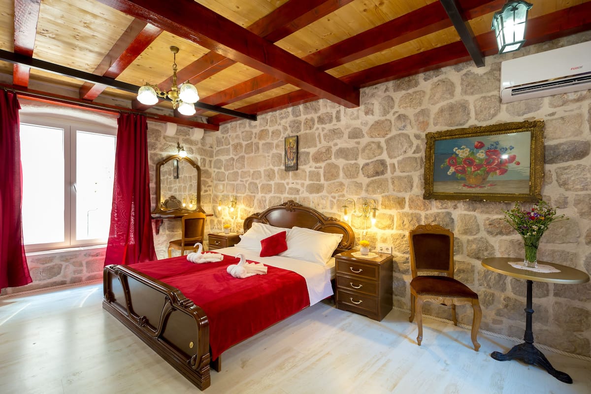 Superior Studio, 1 King Bed, City View