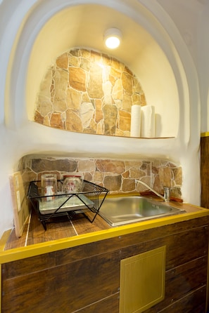 Superior Studio, 1 King Bed, City View | Private kitchenette