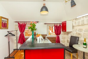 Luxury Studio, 1 King Bed, Sea View | Interior